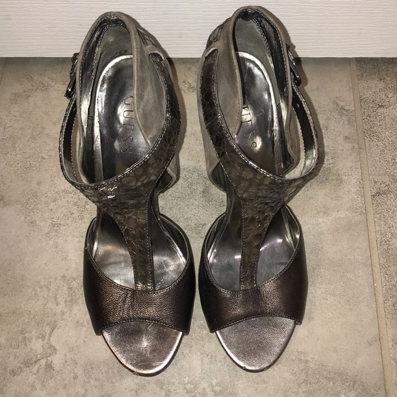 Guess women’s suede and leather heels - Picture 3 of 5